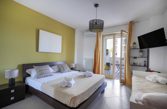 SkyGate - Gold - bright room with private bathroom