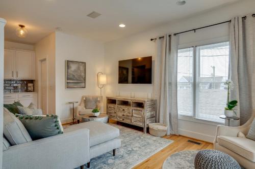 Skyline Views From Shelby with Wifi, fully furnished, pet friendly & in unit laundry