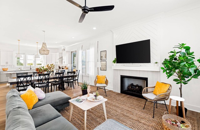 Skyline Views! Rooftop Deck, Hot Tub & Game Room!