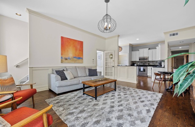 Skyline Views-Rooftop-Walk to Bars & Restaurants