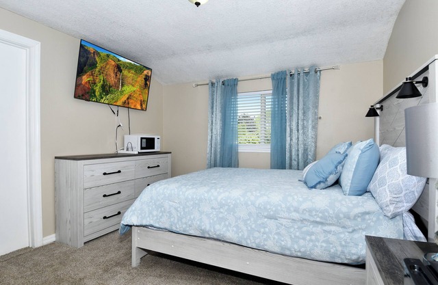 SkyRoom - Private 1-bedroom Room in lovely Vancouver Home
