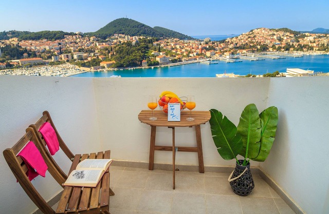 Skyscraper Apartment- Free parking included