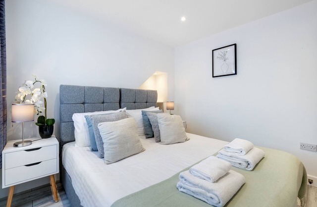 SL0 Church Rd 254 - Bright 6 bedroom 3 bath house ideal for Pinewood Studios