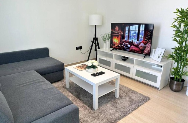 Sleek 1br Apt Jvc Quiet Space With Pool & Par