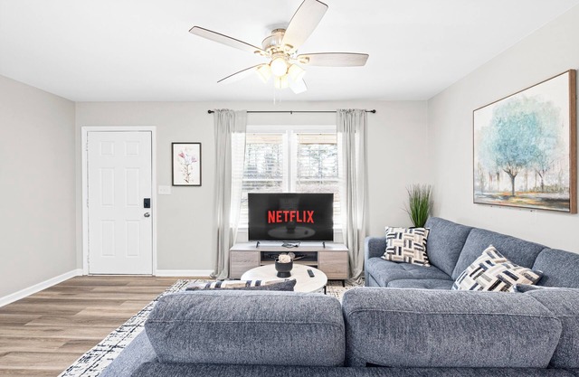 Sleek 3 BR home w/self check in Private!