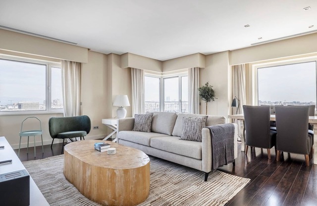 Sleek Argüelles 2BR w/Gym & Pool, nr Madrid Rio, by Blueground