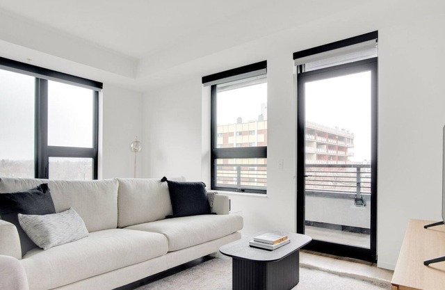 Sleek Congress Park 2BR w/ Gym & Pool, near shops & dining, by Blueground