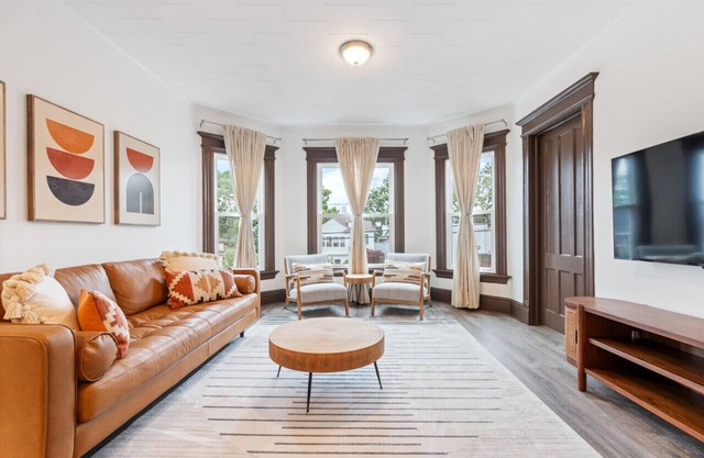 Sleek Space: Open & Airy, Close to Key Spots