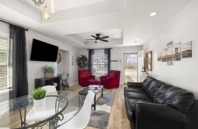 Sleek & Stylish Retreat! Bass Pro, MSU, Downtown!