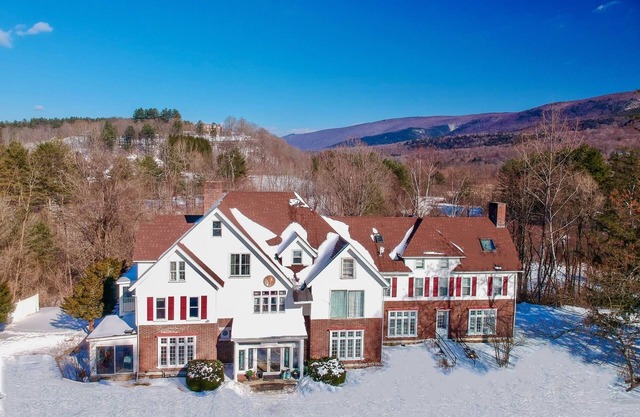 Sleep 34 in HUGE VT Mansion! 15 bedrms/12 bath: Ski, weddings, family reunions, Yoga, corporate, Dogs loved
