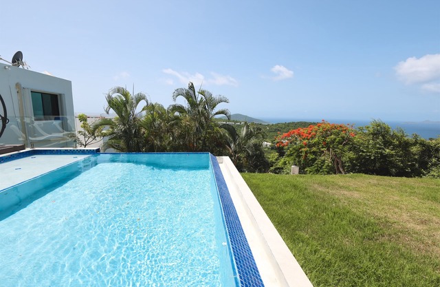Sleeps 10 w/POOL! 5 mins to Magen's Bay & Dining