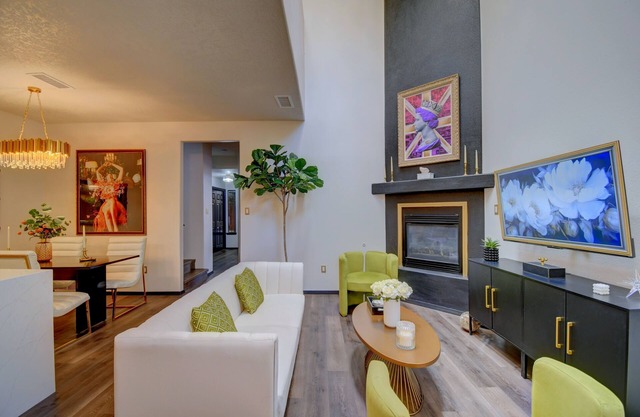 Sleeps 11! Mountain View’s. Fully renovated 4 Bedroom 3 Full Bathroom.