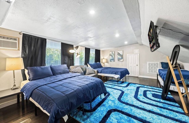 Sleeps 12 7 min to riverwalk