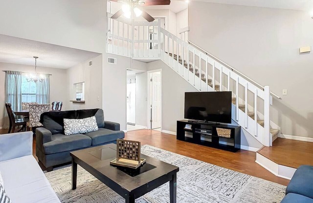 Sleeps 12 Central 4BR/3BA Yard & Grill