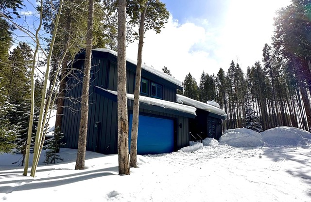 Sleeps 12+ Ski InOut, FREE Winter Shuttle, Hottub, 3Kings, 2Queens, 1Full&Twin