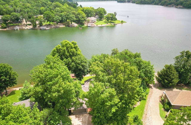 Sleeps 12, Spacious Luxe Lake House full of Stunning Views