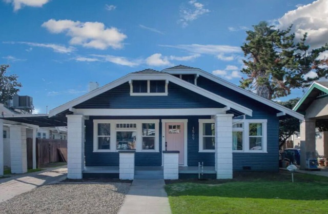 Sleeps 12 (w/Bunk Beds) : Pink Door Dream Home!