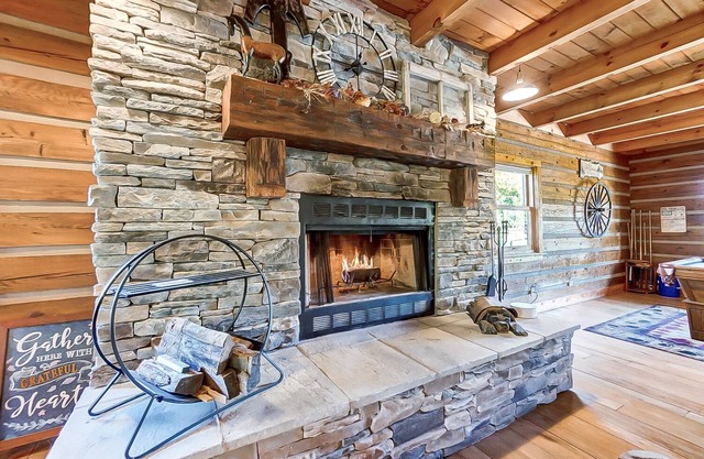 Sleeps 15 - Log Home w/Hot Tub on Ranch w/Lake!