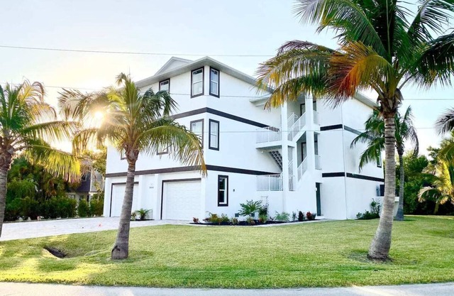 Sleeps 16-New Pool!-7 min walk to beach, Bay views!