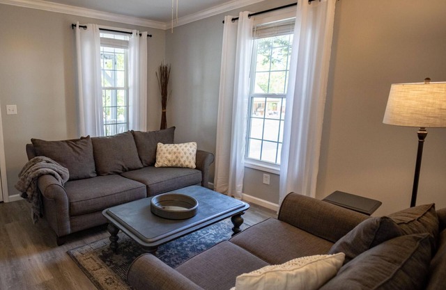 Sleeps 2 - 12 Chesterton House: Clean, Stylish, Family Friendly, and Close to BC