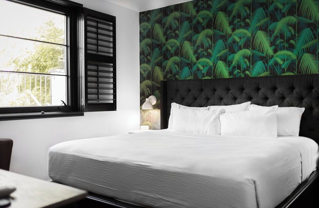 Sleeps 24 | 12 SoBro Suites Near Broadway, Dining & Music – by AvantStay