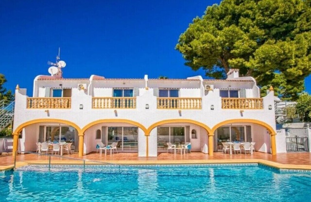 SLEEPS 24, 4 APTS, PRIVATE POOL, PERFECT FOR FRIENDS/FAMILY & CYCLING GROUPS