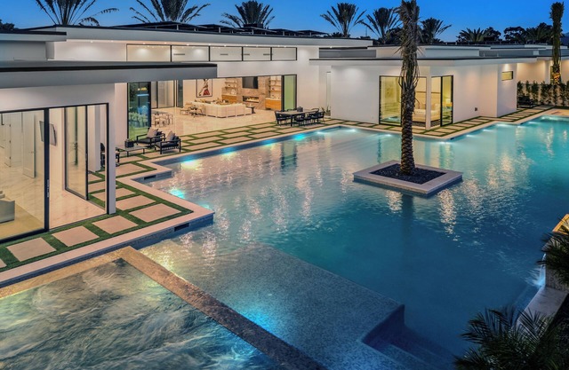 Sleeps 25 | 2 Luxury Villas w/Pool + Spa, Putting Green | Bravo by AvantStay
