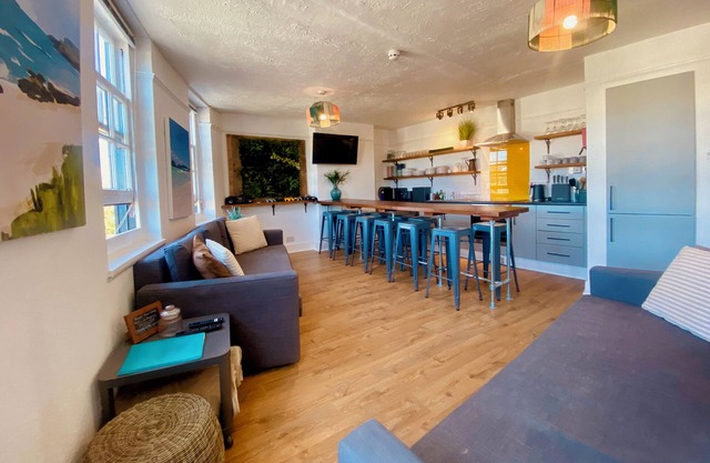 Sleeps 27 - fantastic apartments above a fun Brighton Pub! Stag & Hen Friendly!
