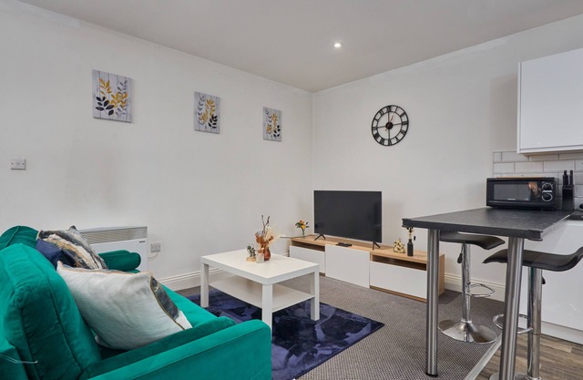 Sleeps 3: Perfect for Family & Business Relocations - FREE WiFi