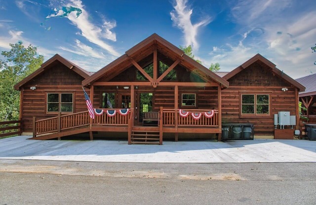 SLEEPS 30+! 8BR-Wheelchair Access-Private Pool-Putt Putt-Hot Tub-Huge Gazebo