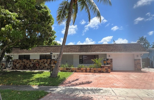 Sleeps 30 Large Heated Pool Home, 10 min to Hard Rock and 22 minutes to Beach