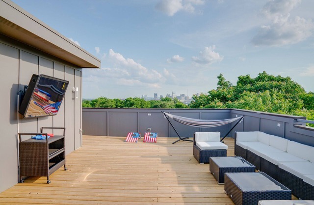 * SLEEPS 30* Music City Reunion - *3 Units * 9BR* 9BA * Amazing Rooftops*