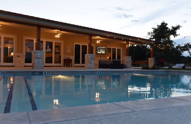 Sleeps 33, Private pool & putting green,10 min from Garner State Park, Frio Riv.