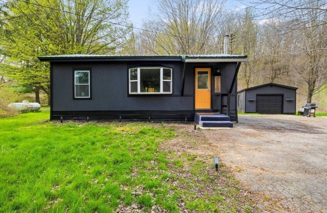Sleeps 4 | Pet Friendly | Fire Pit
