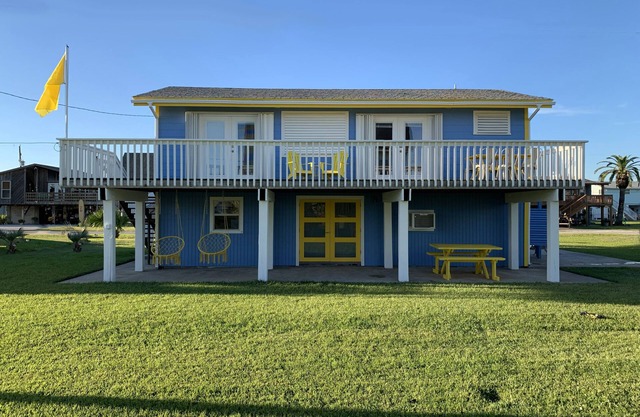 Sleeps 7, 10 Min Walk to Beach, Cozy Family Home