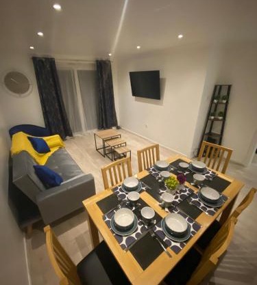 Sleeps 7 Spacious Home in Harlow Free Parking