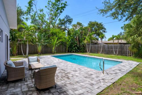 Sleeps 8 Pool Dog Friendly 6 Miles to Beach