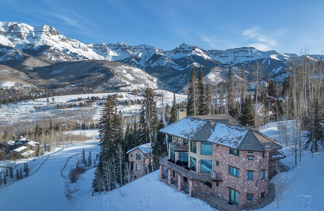 SLOPESIDE VILLA- Luxury Living, Ski-In/Out Access, A/C + Sublime Views