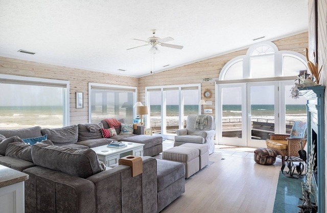 Slow M'Ocean: Oceanfront, Elevator, 4BR, 4.5BA, Community Pool