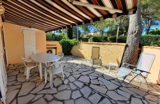 Small 25m2 air-conditioned mazet 500m from the sea and 200m from the village