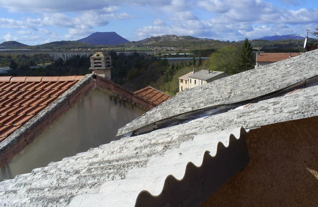 Small house in center of Theze, with supurb views of the Durance river valley,