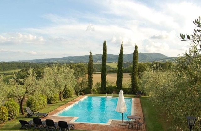 Small independent house. pool, veranda, BBQ