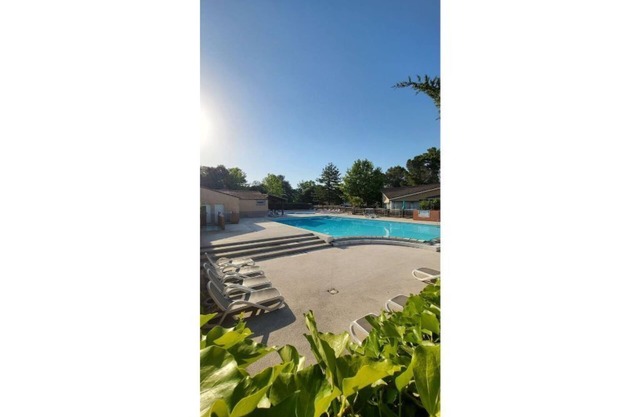 Small, quiet mazet with swimming pool