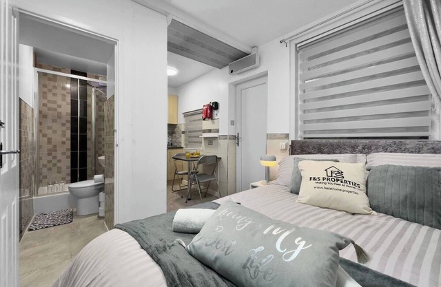 Small Studio Suite w/VIP lounge access - Maerdy