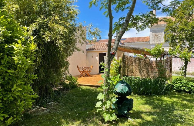 Small studio, wooden terrace, garden. 15 mins from La Palmyre beaches and Côte sauvage.