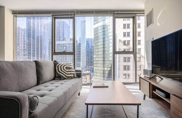 Smart Loop Studio w/Pool, Gym, nr. Theatre District & L, by Blueground