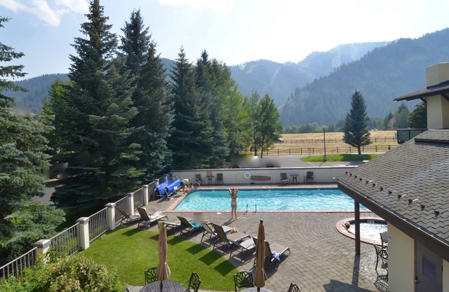 Smart Sun Valley location! Year-round heated pool & spa. Walk to town & lifts.