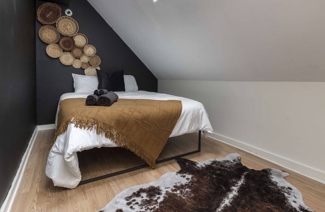 Smoketown/Shelby park home sleeps 10!!!