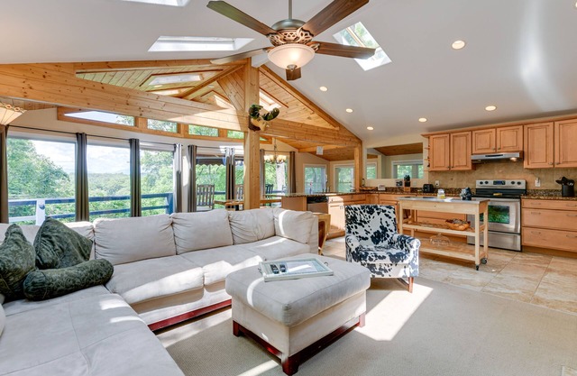 Smoky Mountain Getaway w/Private Hot Tub!