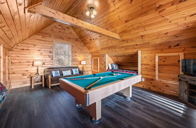 Smoky Mtn Cabin/Sleeps 8/Hot Tub/Pool Table